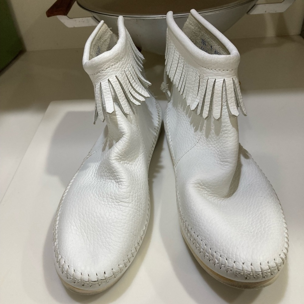 Authentic Vintage Minnetonka Moccasins in White In Size 9